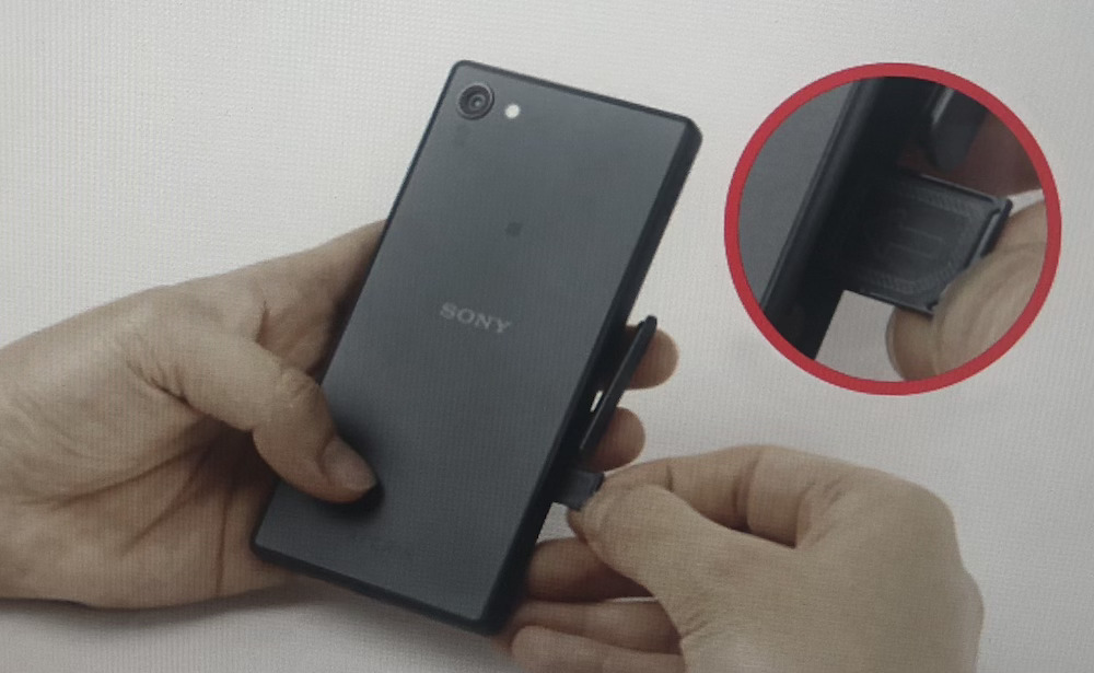 ワイモバイルのAndroid端末でSIMカードトレーを引き出す方法